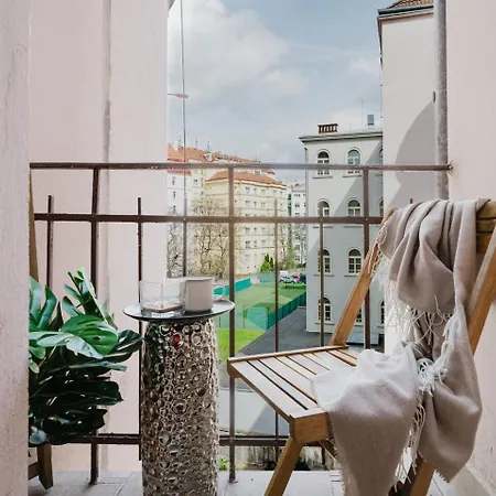 Spacious 2br Vrsovice | Ac • Netflix • Cozy