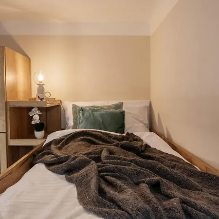 Spacious 2br Vrsovice | Ac • Netflix • Cozy * 프라하