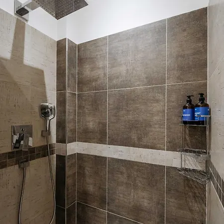 Spacious 2br Vrsovice | Ac • Netflix • Cozy *