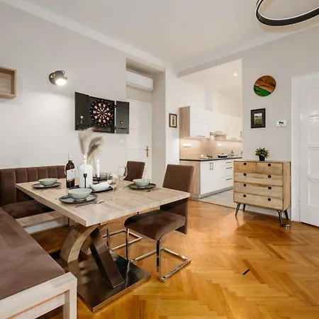 Apartment Spacious 2br Vrsovice | Ac • Netflix • Cozy *