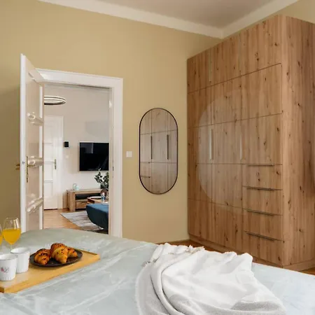 Spacious 2br Vrsovice | Ac • Netflix • Cozy