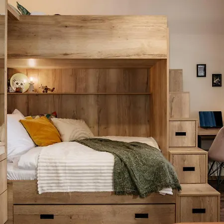 Spacious 2br Vrsovice | Ac • Netflix • Cozy *