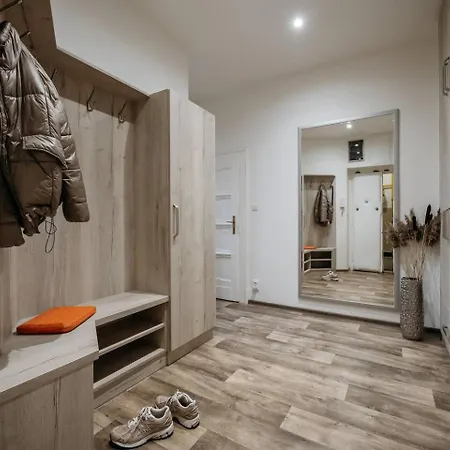 Lejlighed Spacious 2br Vrsovice | Ac • Netflix • Cozy