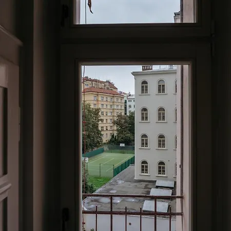 Spacious 2br Vrsovice | Ac • Netflix • Cozy Lejlighed
