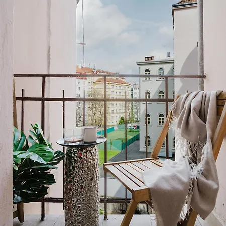Spacious 2br Vrsovice | Ac • Netflix • Cozy Apartment *