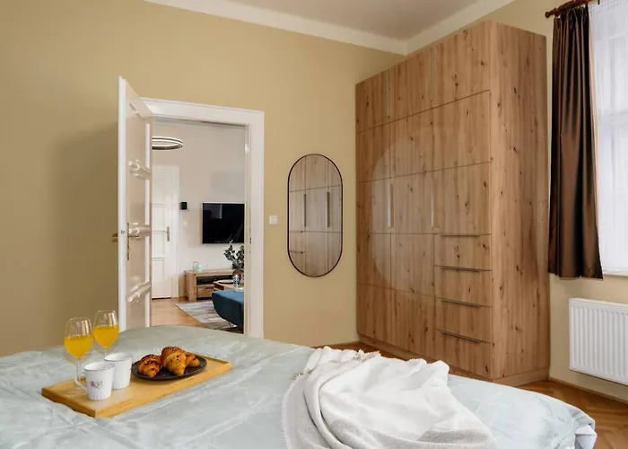 Spacious 2br Vrsovice | Ac • Netflix • Cozy