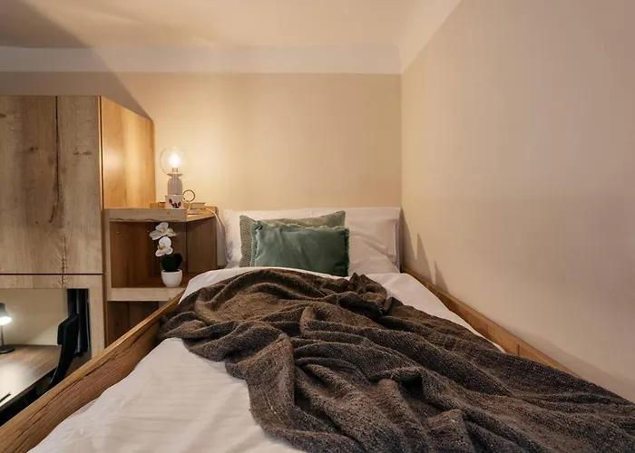 Spacious 2br Vrsovice | Ac • Netflix • Cozy * Prag