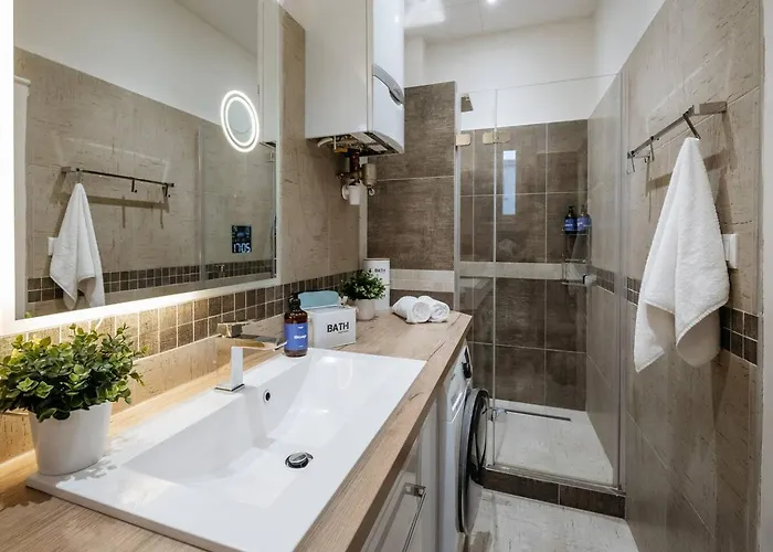 Spacious 2br Vrsovice | Ac • Netflix • Cozy Apartment *