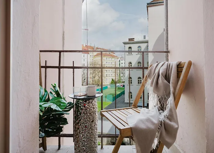 Spacious 2br Vrsovice | Ac • Netflix • Cozy Apartment *