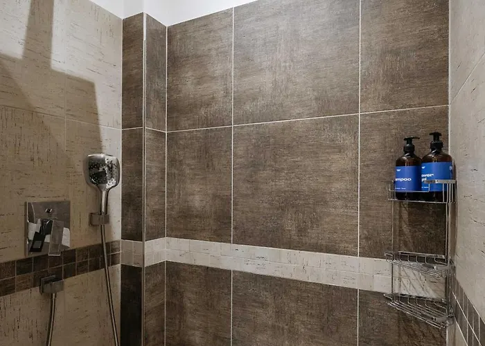 Spacious 2br Vrsovice | Ac • Netflix • Cozy *
